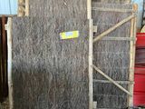 un tas de foin posé par terre à côté d'une chaise