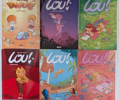 plusieurs livres pour enfants sont alignés sur une surface blanche