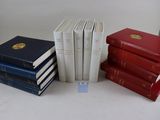 plusieurs livres sont empilés sur une table