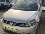 une camionnette argentée garée dans un parking