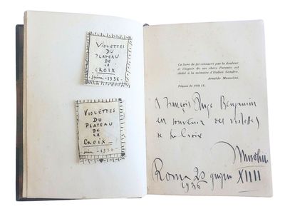 un livre sur lequel figurent quelques mots et l'image d'un timbre