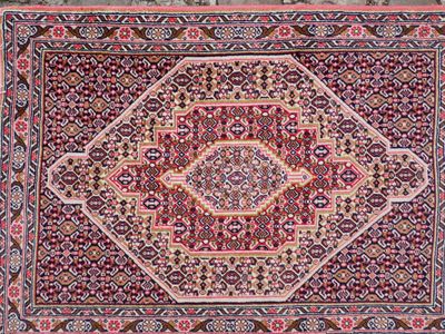 Petit TAPIS d'Orient en laine, Iran, dans les tons rose, ver…