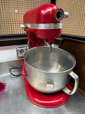 un mixeur rouge posé sur le comptoir d'une cuisine