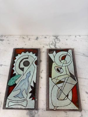 deux vitraux posés sur une table en marbre