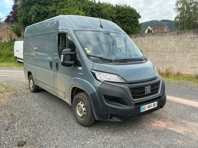 une camionnette grise garée sur le bord de la route