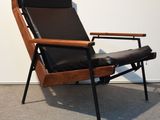 une photo d'une chaise avec une assise en cuir noir dans une pièce