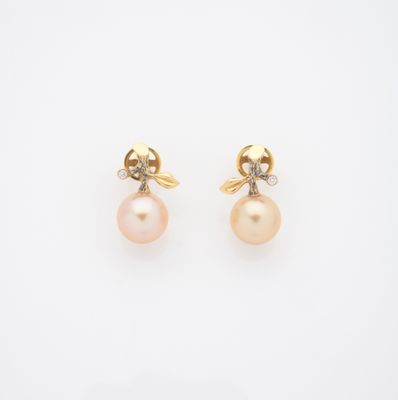 une paire de boucles d'oreilles en perles et diamants