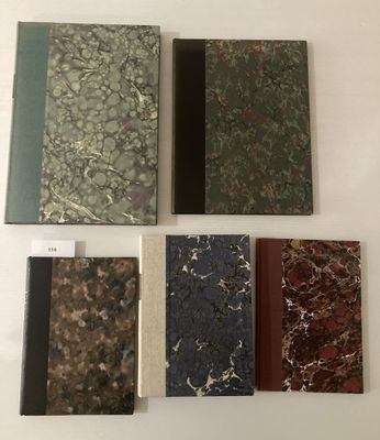 Quatre types de livres différents sont alignés sur une surface blanche