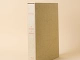 un livre à la couverture blanche posé sur une table