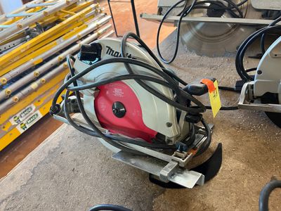une machine posée au sol dans une pièce