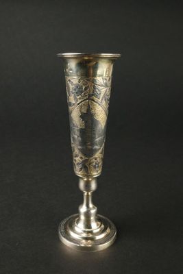 une image représentant un vase en argent orné d'un motif floral