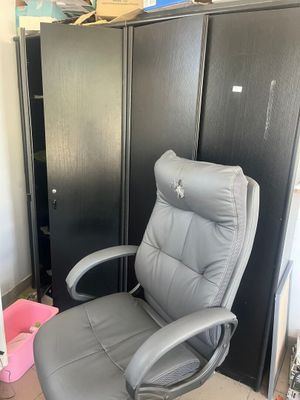 une chaise qui se trouve dans un coin de la pièce