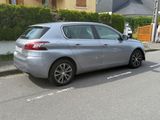 une voiture argentée garée sur le bord de la route