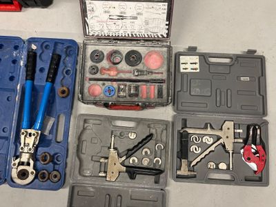 de nombreux outils posés sur une table