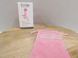 un sac rose posé sur une table en bois, à côté d'une boîte d'Ecleze