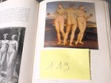 un livre ouvert sur lequel figure l'image de trois nus