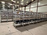 une grande pièce avec de nombreuses étagères et chaises