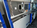 une machine placée au milieu d'une pièce