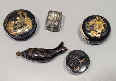 quatre objets différents posés sur une table