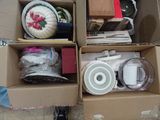 deux cartons contenant divers objets, posés par terre