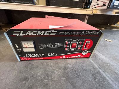 une boîte posée par terre dans le garage