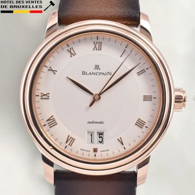 gros plan d'une montre avec des chiffres romains sur le cadran
