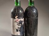 deux bouteilles de vin posées l'une à côté de l'autre sur une table
