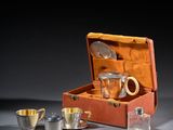 une valise contenant un service à thé, posée sur une table