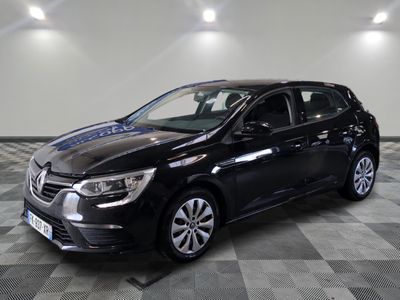 une voiture noire est garée dans une pièce au sol en damier