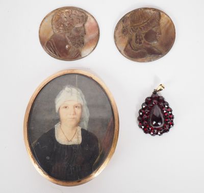 Paire de petits portraits en nacre sculptée. - Photo 1