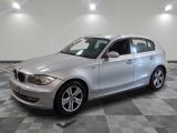 la photo d'une voiture argentée garée dans un garage