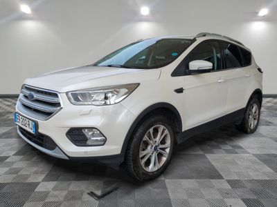 Une Ford Escape blanche est garée dans une grande pièce.