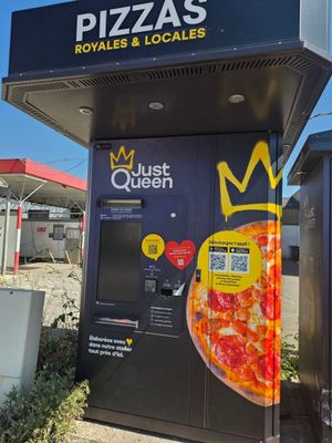 un distributeur automatique sur lequel figure une pizza