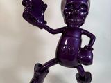 figurine violette de Mickey Mouse tenant un pistolet dans la main droite