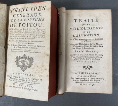un vieux livre à la couverture rouge posé sur une table