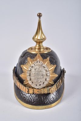 une image représentant un casque noir et doré orné d'une étoile dorée