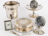 plusieurs objets en argent, notamment une horloge, un plat en argent et une coupe en argent