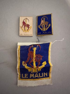 deux taches de couleurs et de tailles différentes sur une surface blanche