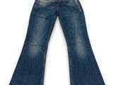 Les jeans des enfants sont alignés et prêts à être enfilés