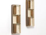 une paire d'étagères en bois fixées au mur d'une pièce blanche