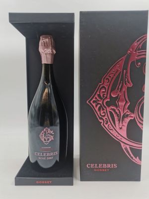 La bouteille de champagne se trouve dans une boîte noire ornée d'un motif rose.