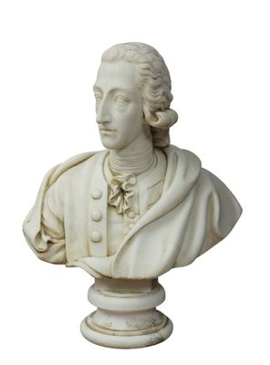 buste en marbre représentant un homme vêtu d'une blouse blanche et portant un collier en or