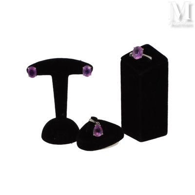une paire de boucles d'oreilles en velours noir ornées de pierres d'améthore