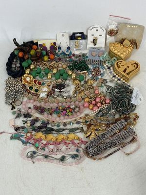 une pile de bijoux assortis sur une table