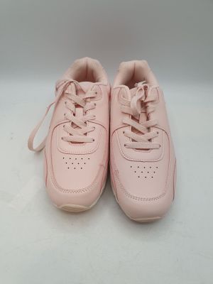 une paire de baskets roses posées sur une surface blanche