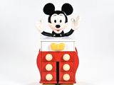 figurine de Mickey Mouse posée sur une commode rouge