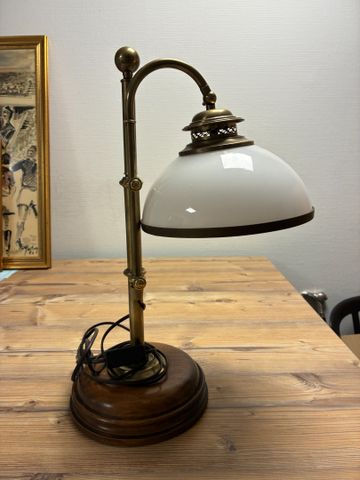 Lampe de bureau, globe en verre opalin blanc. H 52 cm
