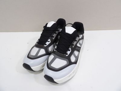 les baskets noires et blanches sont posées sur une surface blanche