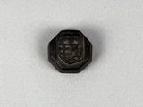gros plan d'un petit objet métallique sur une surface blanche
