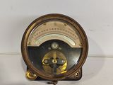 une horloge posée sur une table
